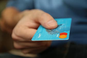 Pagando con tarjeta bancaria