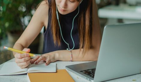 Jugendliches-Maedchen-bei-einem-Englischtest