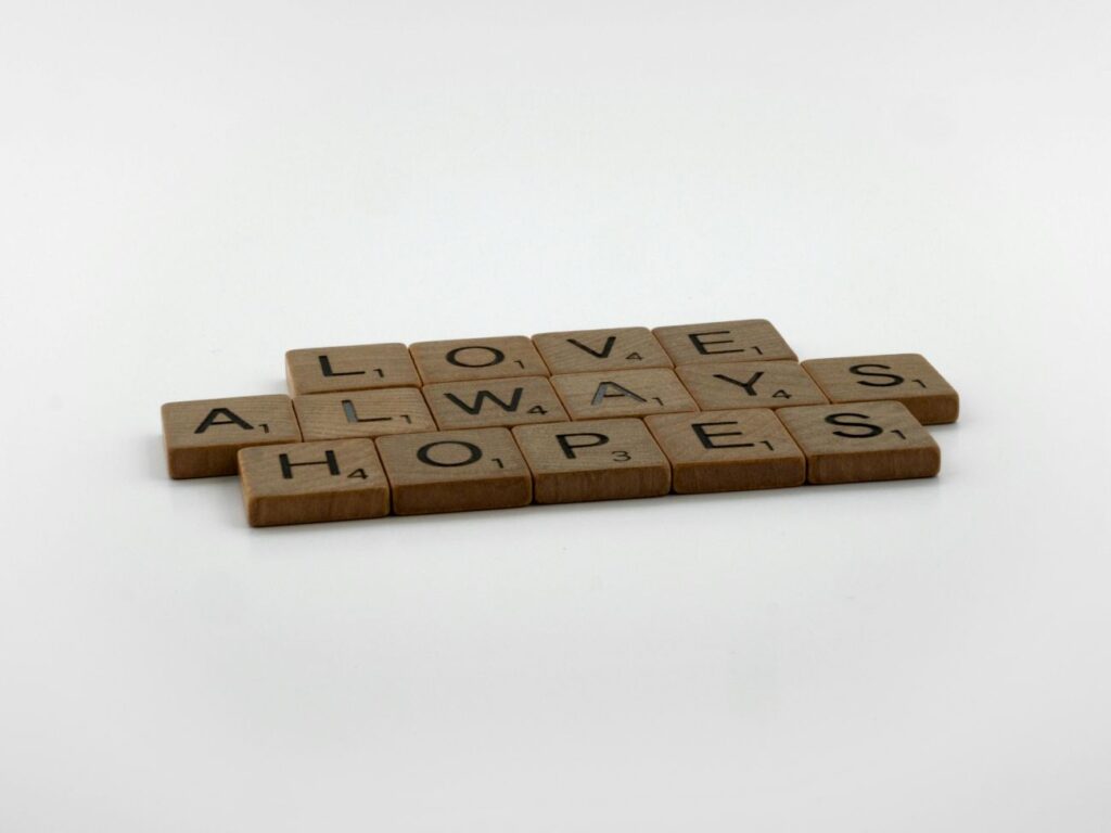 ein englischer Spruch "LOVE ALWAYS HOPES" aus Holzbausteinen
