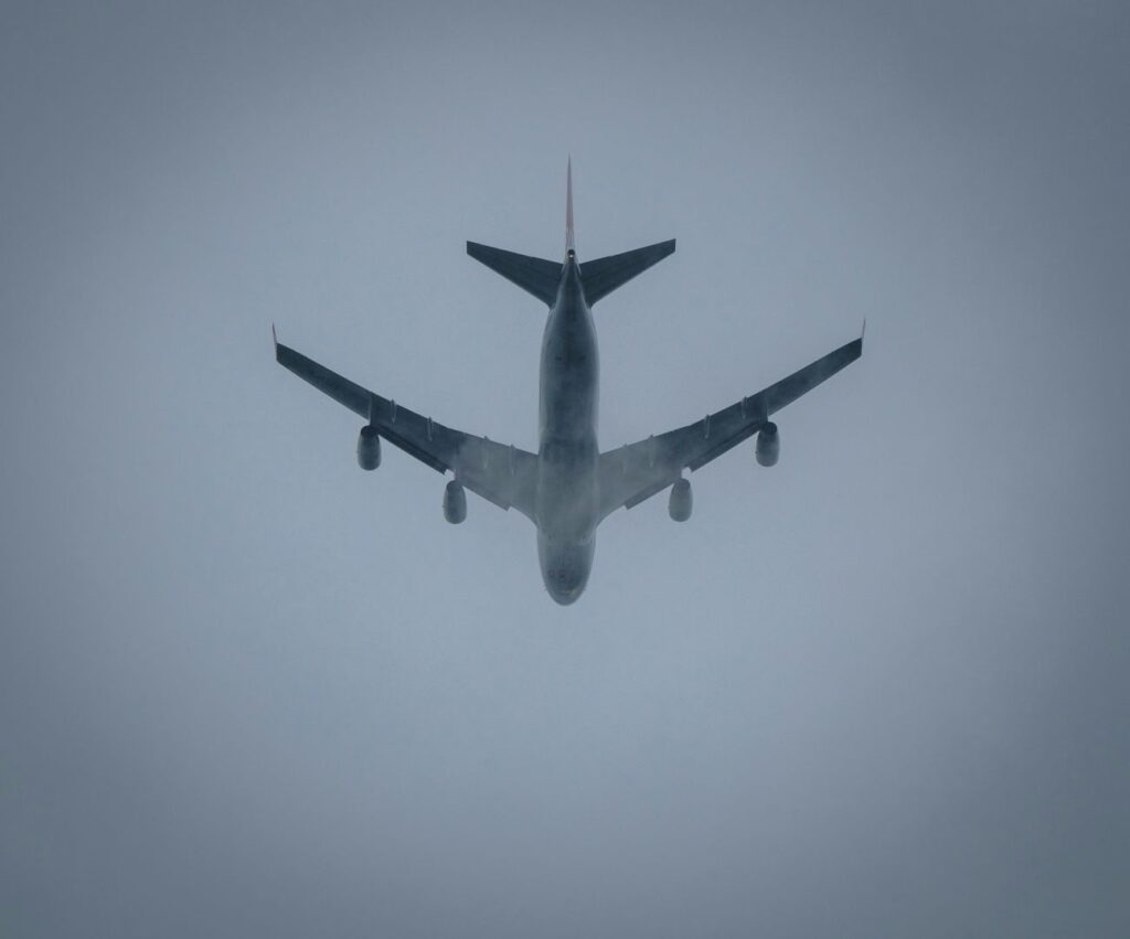 Flugzeug in der Luft von unten
